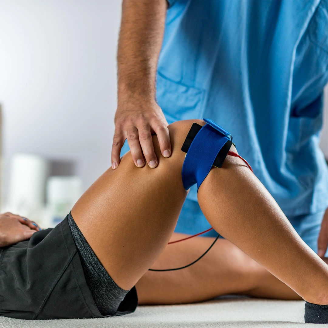 Sessão de fisioterapia pós-operatória para quadril e joelho visando recuperação e fortalecimento muscular